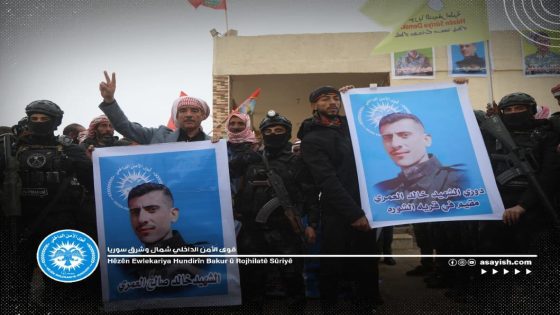 تشييع جثمان الشهيد خالد العمري في مزار الشهداء بمدينة تل حميس | Cenazeyê şehîd Xalid El-Omerî li goristana şehîdan a bajarê Tel Hemîs hate oxirkirin.