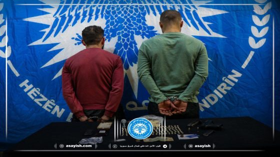مكافحة المخدرات توقف شخصين بحوزتهما مخدرات وأسلحة بالرقة | Hêzên Dijî madeyên hişbir 2 kesên ku madeyên hişber û çek di destê wan de hebûn li Reqayê girtin.