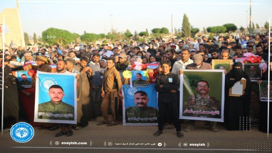 تشييع الشهيدين عيسى علي عثمان ومهيدي صالح العكلة في مدينة الحسكة إثر استشهادهما بانفجار لغم زرعته خلايا داعش الإرهابية | Cenazeyê herdu şehîdan Îsa Elî Osman û Mehdî Salih El Egle, piştî ku di teqîna mayînekê de ku ji aliyê şaneyên terorîst ên DAIŞê ve hatibû çandin, şehîd bûn, li bajarê Hesekê hatin veşartin.