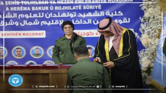 تخريج الدورة الرابعة للضباط في كلية الشهيد تولهلدان تحت اسم “شهداء كوجرات” وترقية رتبة لواء أحد أعضاء القيادة العامّة | Dewreya 4’emîn a efseran li fakulteya Şehîd Tolhildan li ser navê “Şehîdên Koçeratê” hat bidawîkirin û endamekî Fermandariya Giştî peyaya Serdar pêşxistin