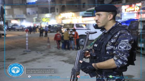 قواتنا بكافة أقسامها تعمل على مدار الساعة لترسيخ الأمن والأستقرار في مدينة الرقة استعداداً لاستقبال عيد الفطر . Hêzên me di çarçoveya amadekariyên pêşwazîkirina Cejna Remezanê bi hemû beşên xwe, ji bo pêkanîna ewlehî û aramiyê li bajarê Reqayê, bi şev û roj dixebitin.